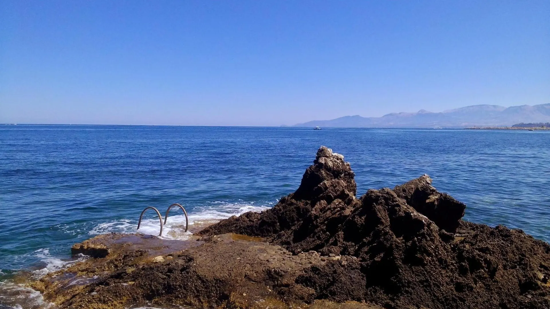 Casa vacanze Alle Due Torri, Villa Sulla Roccia A Picco Sul Mare Altavilla Milicia